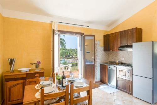 Η κουζίνα ή μικρή κουζίνα στο Apartments in residence with swimming pool in Santa Margherita di Pula, 250 meters from the sea
