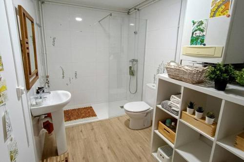 La salle de bains est pourvue d'un lavabo, de toilettes et d'une douche. dans l'établissement Casa de invitados, à La Torre de Claramunt