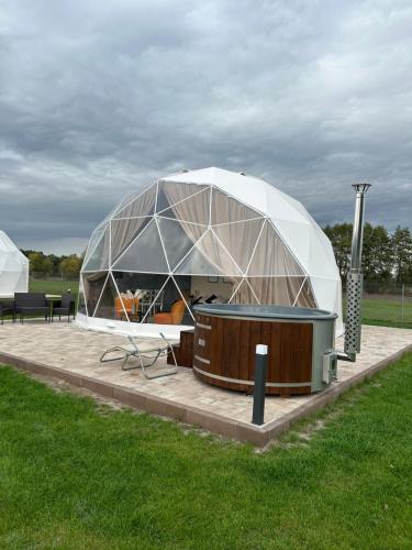 a dome tent is set up in a field at Tatra Glamp Ranczo Targówka - Glampy i Domki in Malanów
