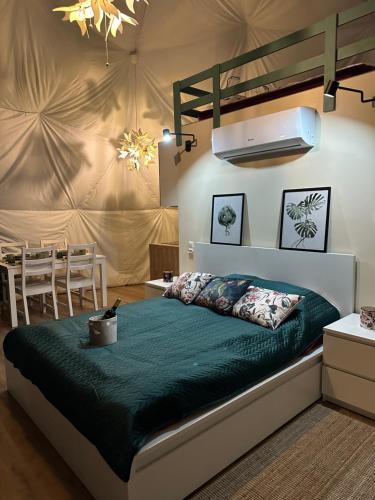 Postel nebo postele na pokoji v ubytování Ranczo Targówka - Glampy i Domki