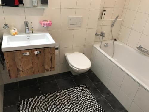 ein Badezimmer mit einem Waschbecken, einem WC und einer Badewanne in der Unterkunft Appartement haut standing 