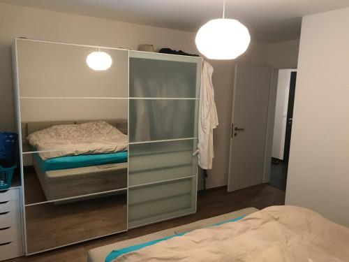 ein Schlafzimmer mit einem Glasschrank mit einem Bett darin in der Unterkunft Appartement haut standing 