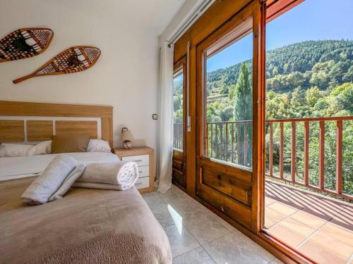 a bedroom with a bed and a large window at Amplio Apartmento en Pal. 8PAX in Pal