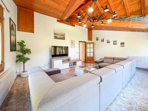 a living room with a large couch and a tv at Barthe Holidays I Gran apartamento en el pueblo de Pal 8PAX I Terraza, Vistas al valle, Ideal para familias o grupo, Pet friendly I Rider in Pal