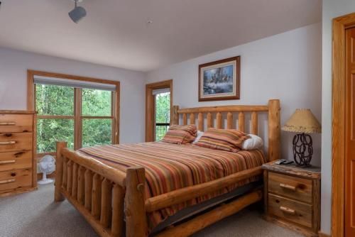 una camera con un grande letto in legno e una finestra di Condo Driggs - Bannock 212 a Driggs