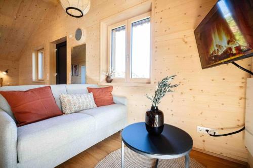 ArgenbühlにあるAppartement Mondholzliebe DGのソファとテーブルのあるリビングルーム