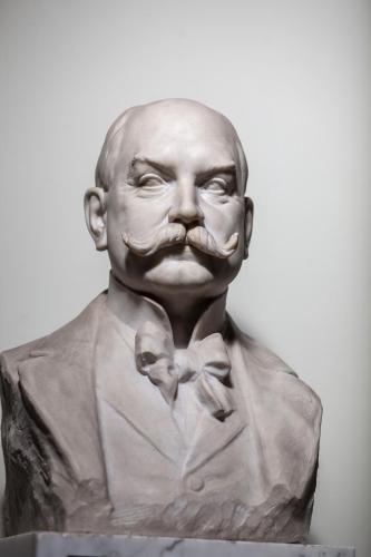 a statue of a man wearing a suit and a bow tie at Hotel Böhlerstern in Kapfenberg