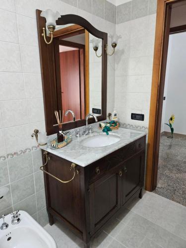 ein Bad mit einem Waschbecken und einem Spiegel in der Unterkunft Appartamento I Girasoli in Grottaglie