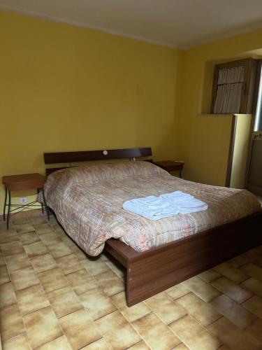 a bedroom with a bed with two towels on it at Alloggio Turistico Casa di Luca e Vale in Campotosto