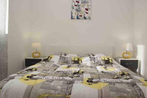 une chambre avec un grand lit avec deux lampes dans l'établissement Gîte les coquelicots 2 Quartier résidentiel ( 2 * ), à LʼIsle-sur-la-Sorgue