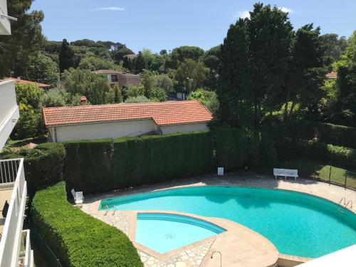 une piscine devant une maison dans l'établissement Capleouna Le Saint-Alexandre, à Antibes