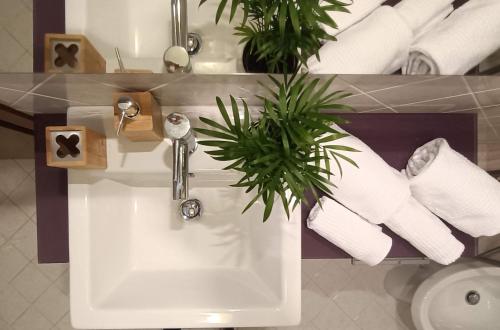 uma casa de banho com uma banheira branca e uma planta em Loving My Rooms 2 - delizioso appartamento in centro em Gorizia