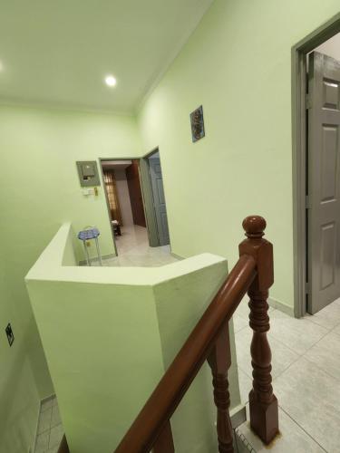 una escalera en una casa con escalera en Galaxy Guest Home by Ipoh Maju Stay en Ipoh