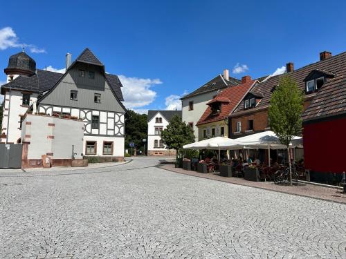 a cobblestone street in a town with buildings at Ferienwohnung Frühauf Rochlitz in Rochlitz
