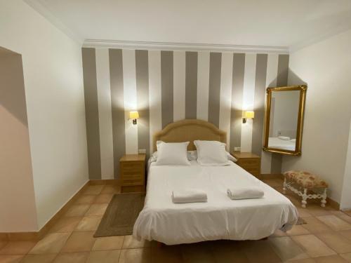 Casa Villa Jarocha في Recas: غرفة نوم عليها سرير وفوط
