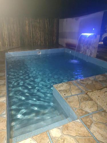 una piscina con una fuente de agua. en Villas El Alto 3, en Tambor