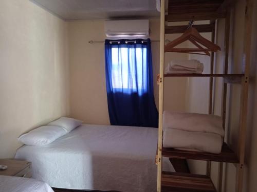 1 dormitorio con litera y ventana en Villas El Alto 3, en Tambor