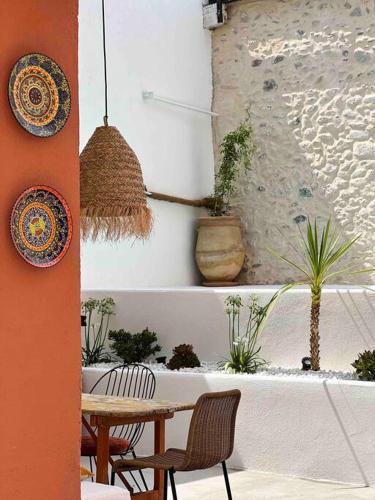 un patio avec une table, des chaises et des plantes dans l'établissement - Casa Dolorès 1926 - Guesthouse catalane, à Villemolaque