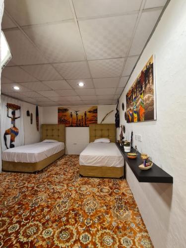 リワにあるamazing view large dunes nearbyのベッド2台とラグが備わる客室です。