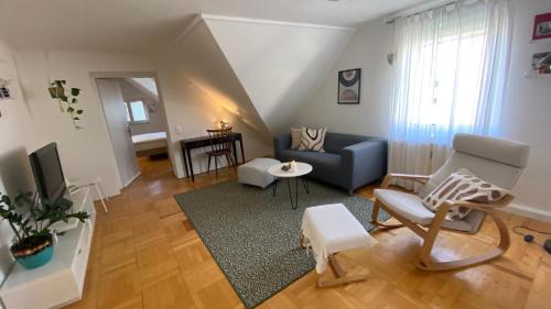 een woonkamer met een bank en een stoel bij Wohnung am Spitalberg in Klagenfurt