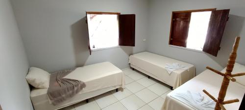 a small room with two beds and a window at Casa Jeri One in Aranaú
