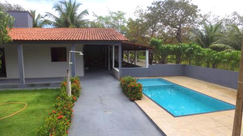 ein Haus mit Pool im Hof in der Unterkunft Casa Jeri One in Aranaú