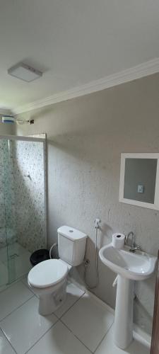 a bathroom with a toilet and a sink at Casa Jeri One in Aranaú