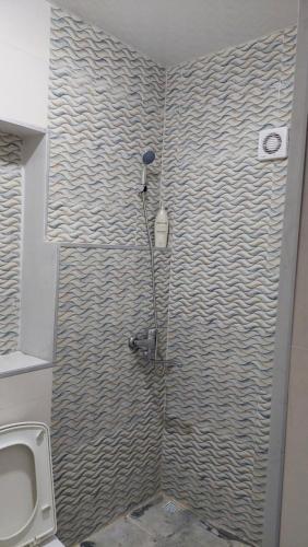 um chuveiro na casa de banho com um lavatório em Femily em Tbilisi