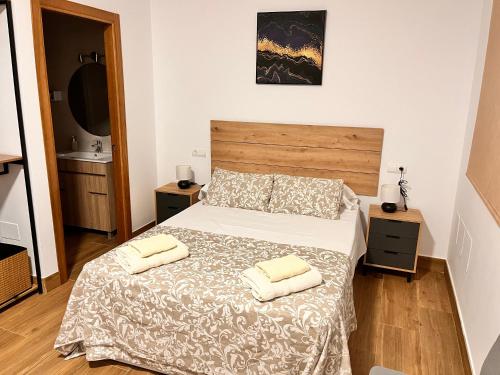 Ένα ή περισσότερα κρεβάτια σε δωμάτιο στο Apartamentos El PELIGRO 3 LA CUEVA