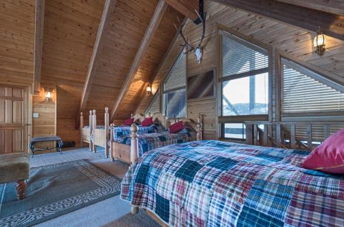 1 Schlafzimmer mit 2 Betten in einem Blockhaus in der Unterkunft Teton Riverfront Property in Victor