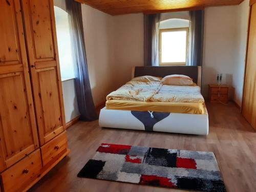 Schlafzimmer mit einem Bett und einem Fenster in der Unterkunft Ruhe und Entspannung in Amesedt