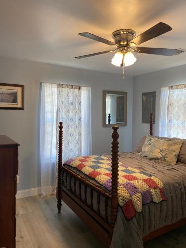 1 dormitorio con 1 cama y ventilador de techo en J & H's Bayou Bliss, en Shoreline Park
