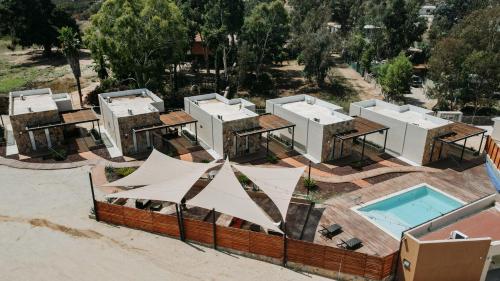 een luchtzicht op een gebouw met een zwembad bij Catrina Hotel Boutique, Valle in Valle de Guadalupe