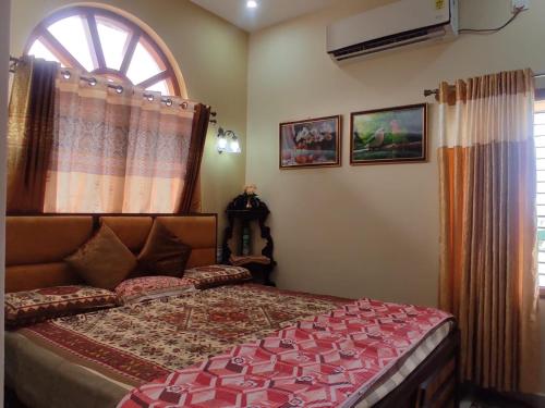 1 dormitorio con cama y ventana grande en Vrindavan, en Mysore