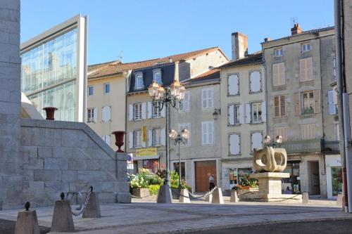 a street in a city with buildings and a statue at Moon River Bellac Chambre d'hotes in Bellac
