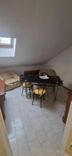sala de estar con mesa y sillas en una habitación en APPARTAMENTO ALESSANDRIA BJOUX en Alessandria