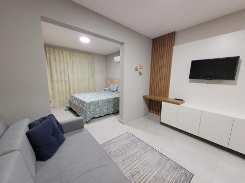 Μια τηλεόραση ή/και κέντρο ψυχαγωγίας στο Apartamentos modernos e aconchegantes no centro.