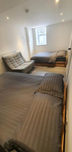 dwa łóżka siedzące w pokoju z w obiekcie Kovalam w mieście Clacton-on-Sea