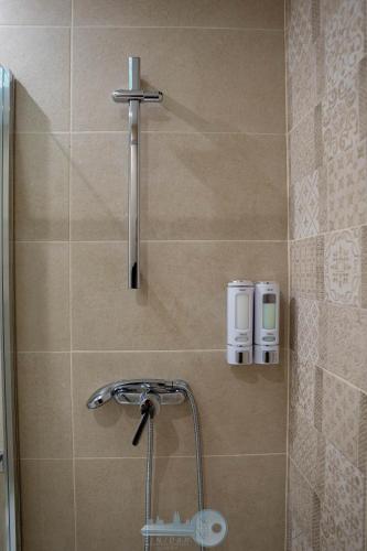 una doccia con soffione in un bagno di EDIFICIO 1521 a Logroño