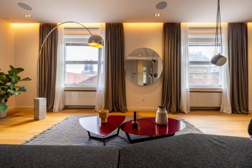 ein Wohnzimmer mit einem Sofa und einem Spiegel in der Unterkunft Main Square Luxury Apartment View Central Residence Zagreb in Zagreb