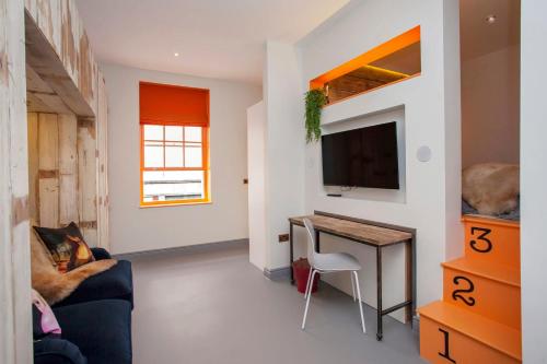 sala de estar con mesa y TV en higgihaus Apartment 3 Clare Street Aparthotel Central Location en Bristol
