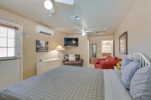 een slaapkamer met een bed en een woonkamer bij Private and Spacious Family Friendly Retreat with Pool in Lake Havasu City
