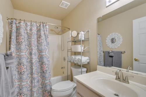 bagno con lavandino, servizi igienici e specchio di Private and Spacious Family Friendly Retreat with Pool a Lake Havasu City