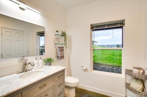 La salle de bains est pourvue d'un lavabo et d'une fenêtre. dans l'établissement Chic and Modern Snohomish Hideaway on a Working Farm, à Snohomish