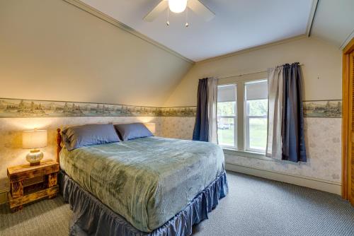 Schlafzimmer mit einem Bett und einem Fenster in der Unterkunft Cozy Hart Getaway with Fire Pit Less Than 1 Mi to Lake! in Hart