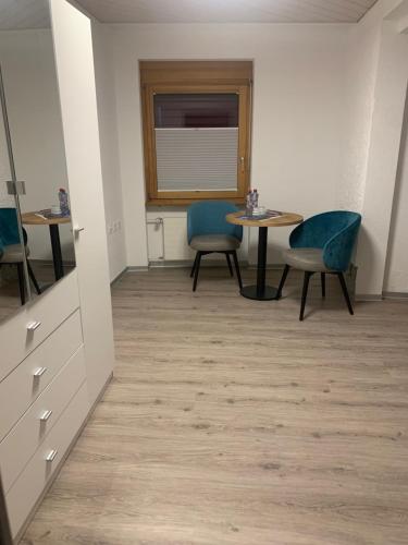 een wachtkamer met 2 stoelen en een tafel bij B&B Kalbermatter in Turtmann