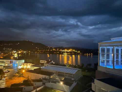 a view of a body of water at night at APARTAMENTO FAMILIAR EN PAIPA RÚSTlCO 70-9 in Paipa