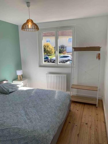 a bedroom with a bed and a window at Maison familiale 80m2 3 chambres in Naucelles