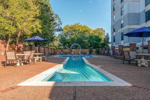 Πισίνα στο ή κοντά στο Famous MUSIC ROW 1 Bedroom Condo with FREE Parking and Pool