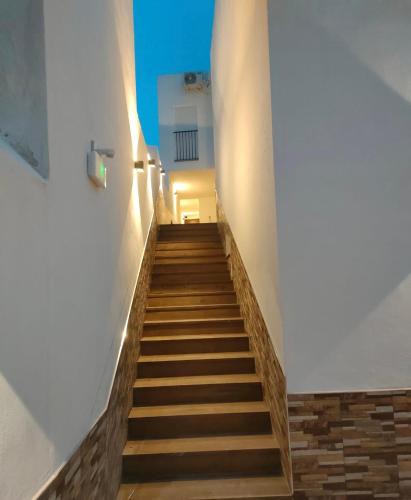 Un escalier mène à un bâtiment avec un ciel bleu. dans l'établissement Apartamentos EL PELIGRO 4 EL CIBANCO, à Archidona